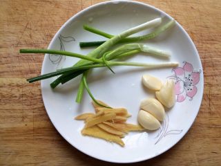 2、酸甜开胃的糖醋鱼,准备葱,姜,蒜。