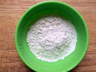 3、酸甜开胃的糖醋鱼,准备适量生粉