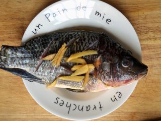 4、酸甜开胃的糖醋鱼,鱼放少许姜丝,加入1勺料酒腌制10分钟。