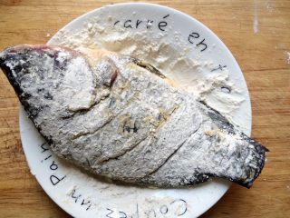 5、酸甜开胃的糖醋鱼,腌制好裹上一层淀粉。