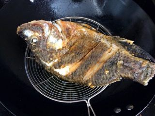 8、酸甜开胃的糖醋鱼,炸到外皮酥脆,捞起来。