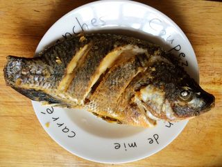 9、酸甜开胃的糖醋鱼,这是炸好的鱼。