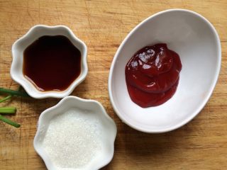 10、酸甜开胃的糖醋鱼,准备好2勺醋,1勺白糖,2勺番茄酱。