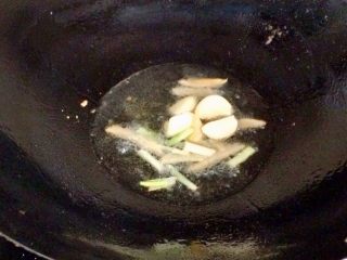 11、酸甜开胃的糖醋鱼,炸好鱼,锅内剩少许油,葱,姜蒜爆香。