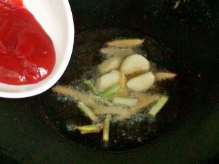 12、酸甜开胃的糖醋鱼,加入番茄酱。