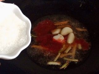 13、酸甜开胃的糖醋鱼,加入白糖。