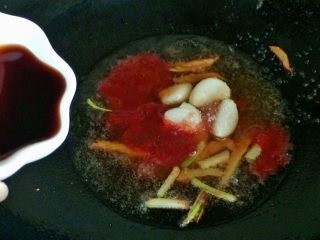 14、酸甜开胃的糖醋鱼,加入醋。