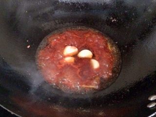 15、酸甜开胃的糖醋鱼,番茄酱汁煮开。