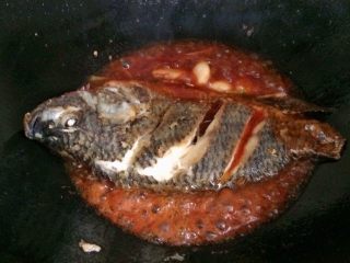 16、酸甜开胃的糖醋鱼,鱼下去煮2分钟入味即可。