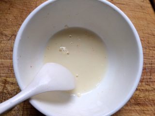 17、酸甜开胃的糖醋鱼,刚才剩下的少许淀粉兑水。