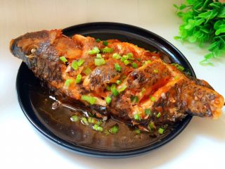 19、酸甜开胃的糖醋鱼,起锅装盘,撒上葱花。