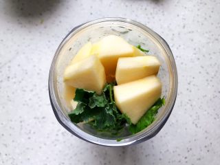 5、羽衣甘蓝芝麻菜苹果汁,将羽衣甘蓝，芝麻菜，苹果放入榨汁机杯内