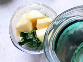 6、羽衣甘蓝芝麻菜苹果汁,加入饮用水（天气如果非常炎热，而你又喜欢的话，可以选用冰水）