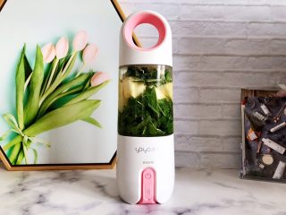 8、羽衣甘蓝芝麻菜苹果汁,盖上榨汁机盖子，拧到合适位置，这里要注意的是，食材不要放满，八分就可以了，以免影响榨汁机搅拌