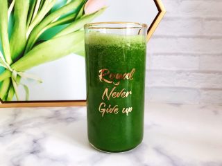 11、羽衣甘蓝芝麻菜苹果汁,将蔬果汁倒入你喜欢的杯子里