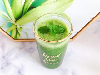 12、羽衣甘蓝芝麻菜苹果汁,摆放上一片清洗干净的薄荷叶点缀装饰，我们的这一杯羽衣甘蓝芝麻菜苹果汁就完成了，很简单，一学就会了是吧~