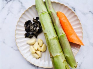 1、莴笋炒木耳,准备好所有食材。