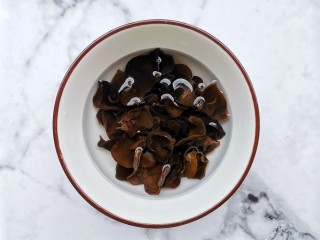 2、莴笋炒木耳,木耳提前温水泡发。