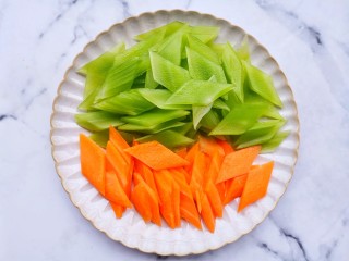 3、莴笋炒木耳,莴笋胡萝卜切菱形。