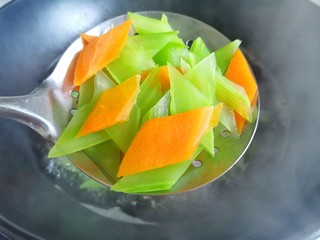 7、莴笋炒木耳,捞出。