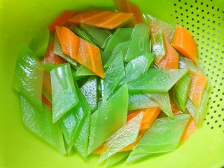 8、莴笋炒木耳,沥干水，