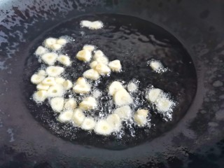 10、莴笋炒木耳,大蒜爆香。