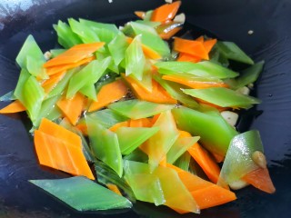 11、莴笋炒木耳,加入莴笋胡萝卜。