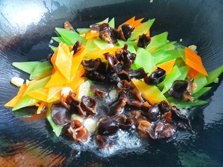 12、莴笋炒木耳,加入木耳翻炒。