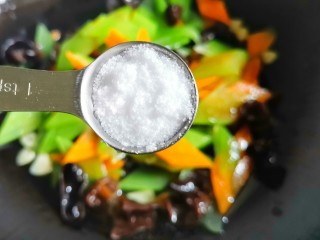 13、莴笋炒木耳,加一勺盐。