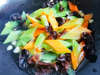 14、莴笋炒木耳,炒匀。