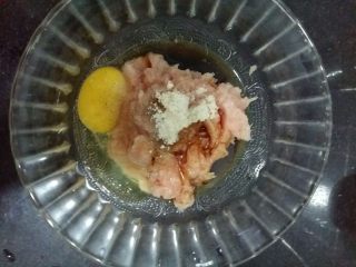 2、丝瓜肉丸汤, 绞好的肉泥中放入生粉，料酒，盐，酱油，黑胡椒粉，香油，打入一个鸡蛋，顺时针搅拌均匀。