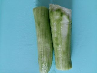 4、丝瓜肉丸汤,丝瓜半根，去皮。第二天就我和闺女吃饭，饭量小，所以就用了半根。