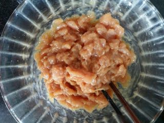 6、丝瓜肉丸汤,第二天把肉泥拿出来搅拌一下。