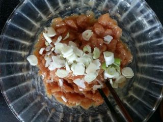 7、丝瓜肉丸汤,放入葱花搅拌均匀。葱可以去腥提香。