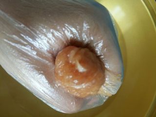 9、丝瓜肉丸汤,水开后开始挤丸子了。抓一把肉泥，在虎口出来回的挤几次，丸子就圆了，用勺子挖下来，放入锅中。