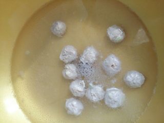 10、丝瓜肉丸汤, 挤好的丸子中火煮5分钟，肉馅没有用完，因为吃不了。