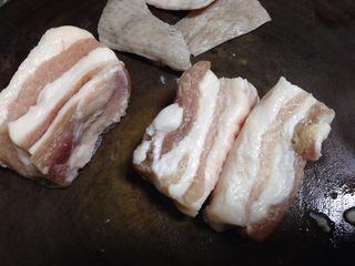 1、椒香五花肉,五花肉清洗后去除肉皮