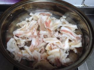 3、椒香五花肉,冷水将五花肉片入锅，中小火