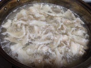 4、椒香五花肉,看到有浮沫时关火（千万不要开锅，开锅肉片就会打卷，形状就不好看了）