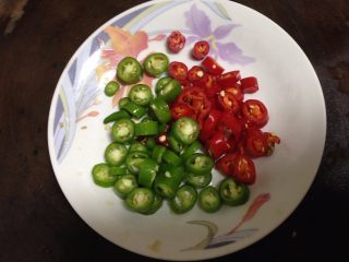 9、椒香五花肉,青、红美人椒切粒（喜欢特别辣的可以换成小米椒）