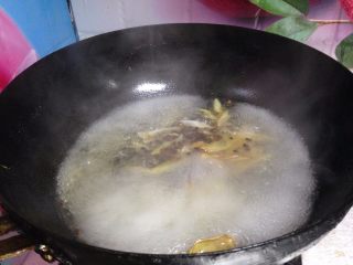 13、椒香五花肉,加入热水煮开5分钟