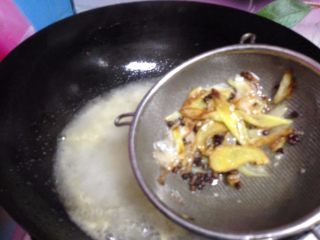 14、椒香五花肉,捞出佐料不要