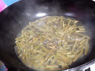 15、椒香五花肉,倒入酸豇豆