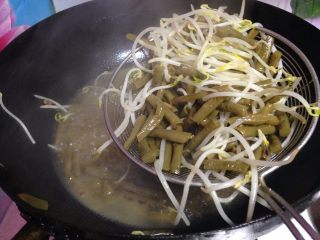 19、椒香五花肉,煮至断生后捞出入碗