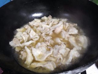 20、椒香五花肉,下入肉片