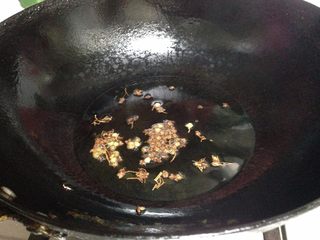 23、椒香五花肉,另起锅，凉油加入剩下的花椒、麻椒小火炸至变色