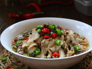 24、椒香五花肉,趁热浇在辣椒碎上即可