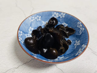 3、莴笋炒木耳,黑木耳提前泡发
