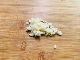 4、莴笋炒木耳,蒜头去皮拍碎