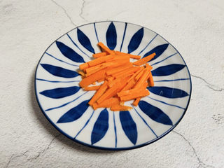 5、莴笋炒木耳,胡萝卜去皮洗净切丝